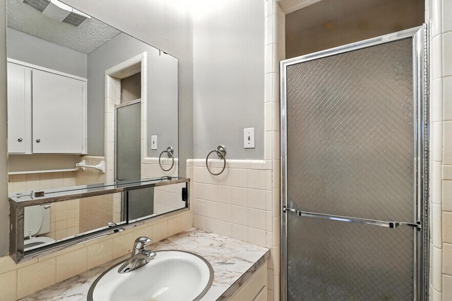 Building Photo - 3347 S 27th St
