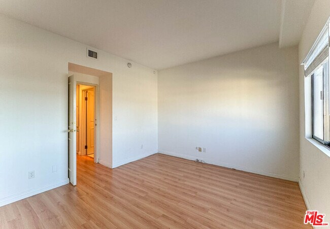 Building Photo - 1118 3rd St