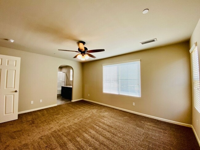 Building Photo - $2,250 DeWolf & Barstow, 3 Bedroom - Joy Dr, Clovis / Community Pool