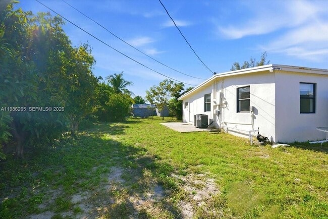 Building Photo - 1400 NE 43rd Ct