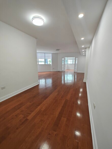Building Photo - 825 Brickell Bay Dr