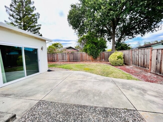 Building Photo - Move-In Ready 4BD/2BA Single Story, Ranch-...