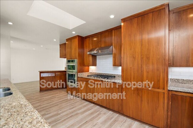 Building Photo - 312 Ave Atezada
