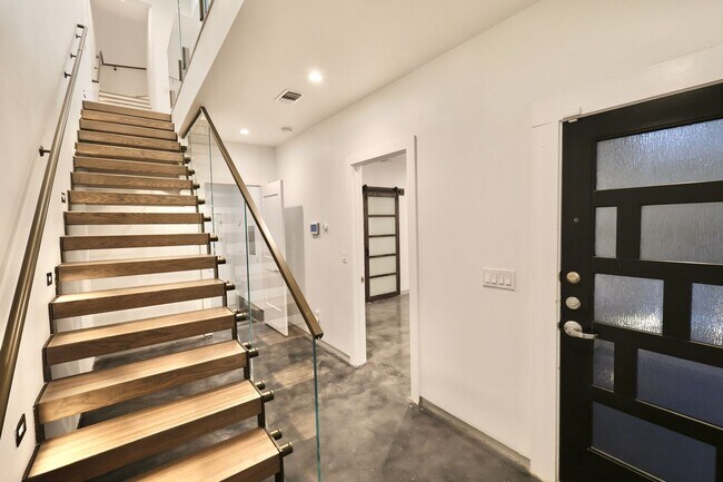 Building Photo - 902 Montana St