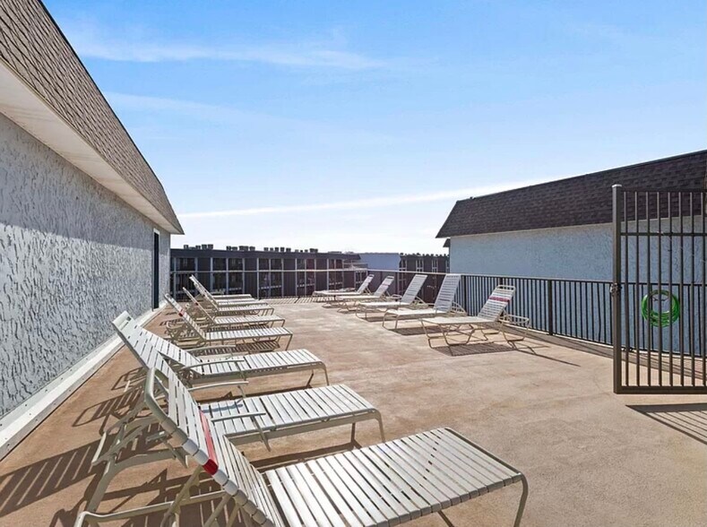 Soak up some rays in the roof top sun bathing area - 5905 S Kings Hwy