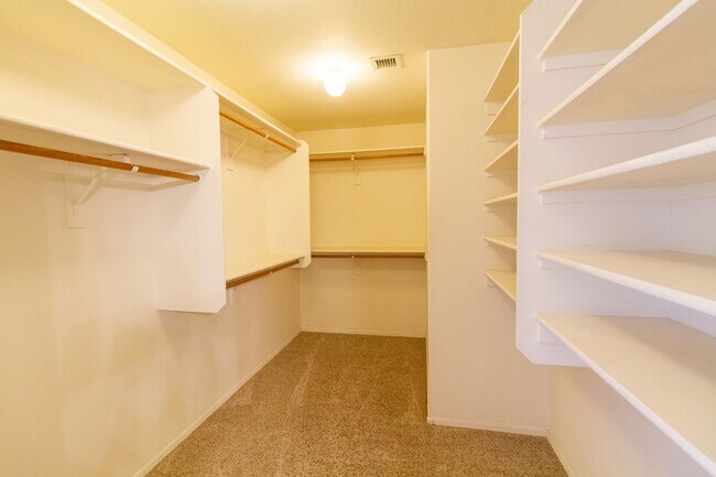 Building Photo - AMAZING 4 BED, 2.5 BATH HOME LOCATED NEAR 67TH AVE & UNION HILLS
