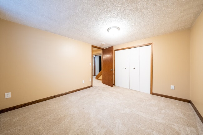 Building Photo - 13784 Fairlawn Ave