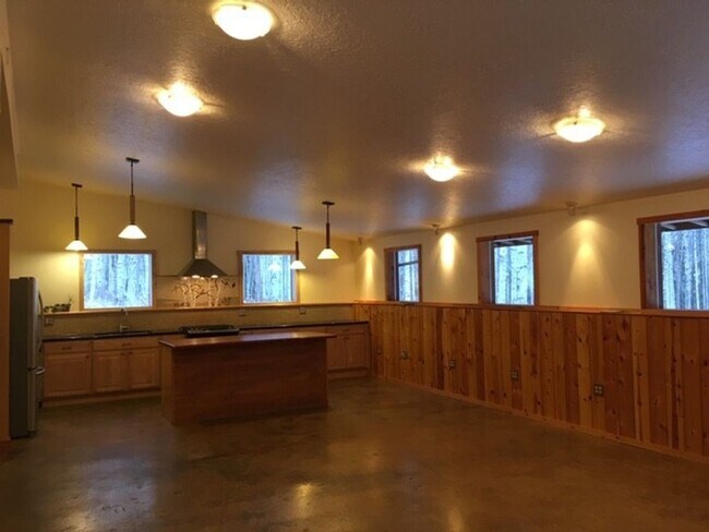 Primary Photo - 2 Bed / 1 Bath Dog Friendly Home