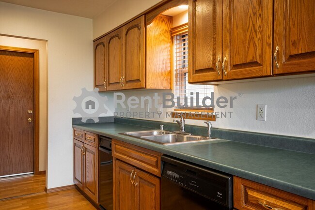Building Photo - FANTASTIC HOUSE TO CALL HOME!