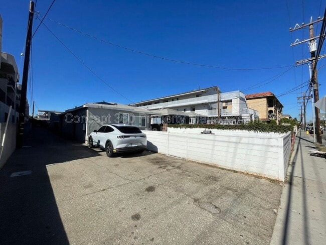 Building Photo - 13719 Yukon Ave