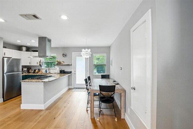 Building Photo - 6501 Hickman Ave