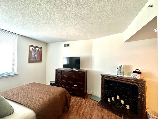 Building Photo - Fully Furnished Luxurious 2 Bedroom Condo ...