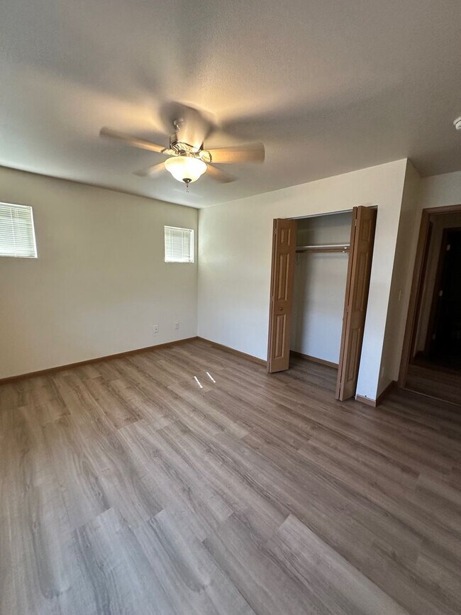 Building Photo - Lovely 2 bedroom 1.5 bath condo