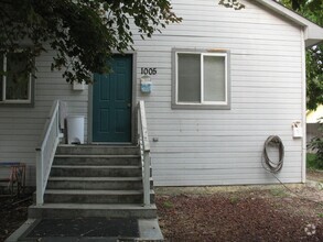 Building Photo - 3bed, 1bath apartment w/ washer/dryer hook...