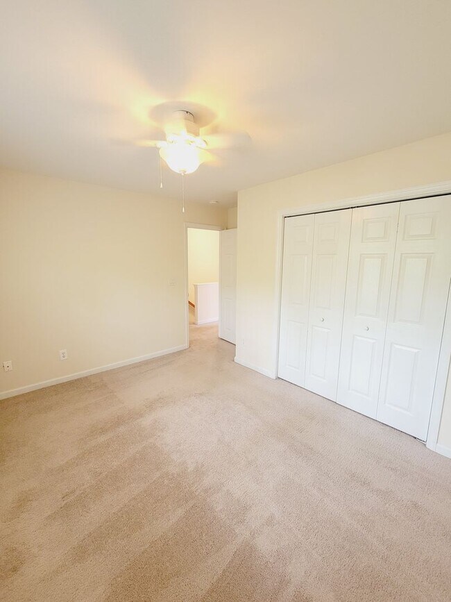 Building Photo - HEATHFIELD HALL- 3BD/2BA Townhome