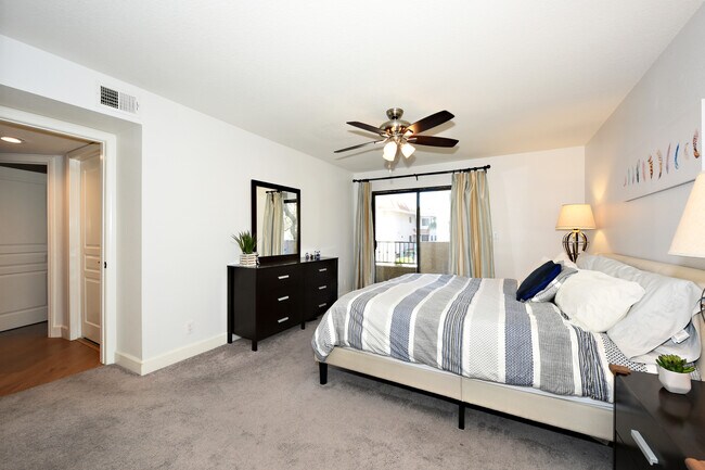 Building Photo - 1633 S Bentley Ave