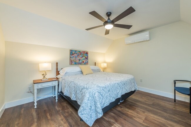Building Photo - Black Mountain Rental!