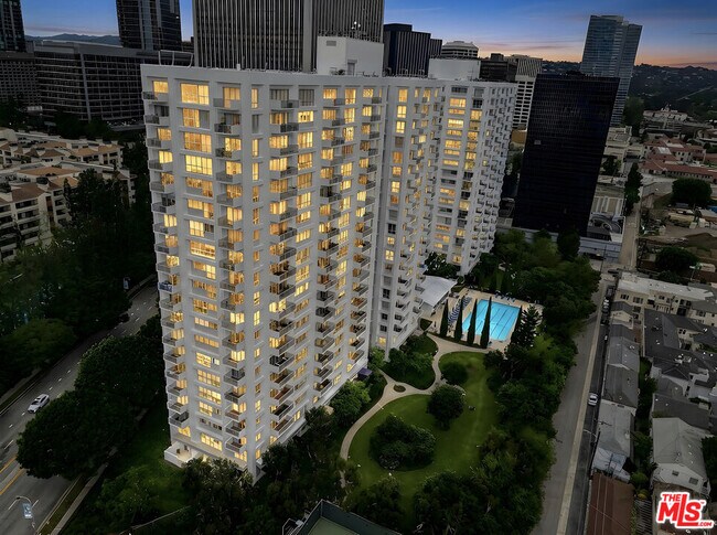 Building Photo - 2170 Century Pk E
