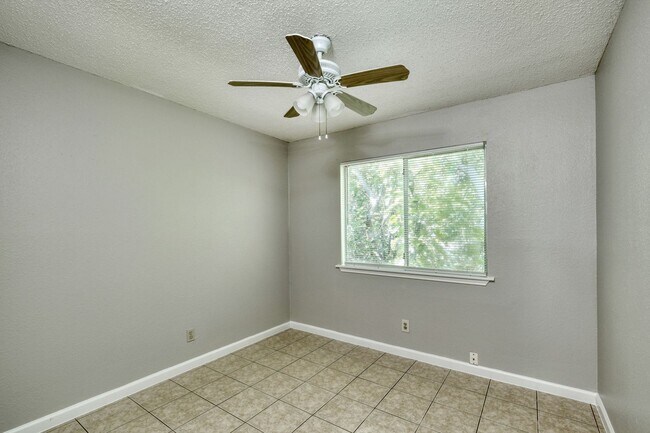 Building Photo - 6904 Deep Cir