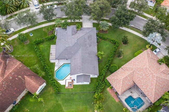 Building Photo - 3050 Lakewood Dr