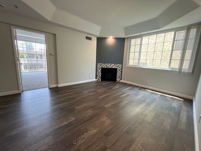 Interior Photo - 114 North Doheny Drive
