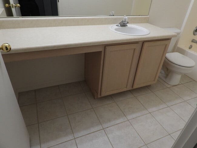 Building Photo - 5 bedroom 3 bath