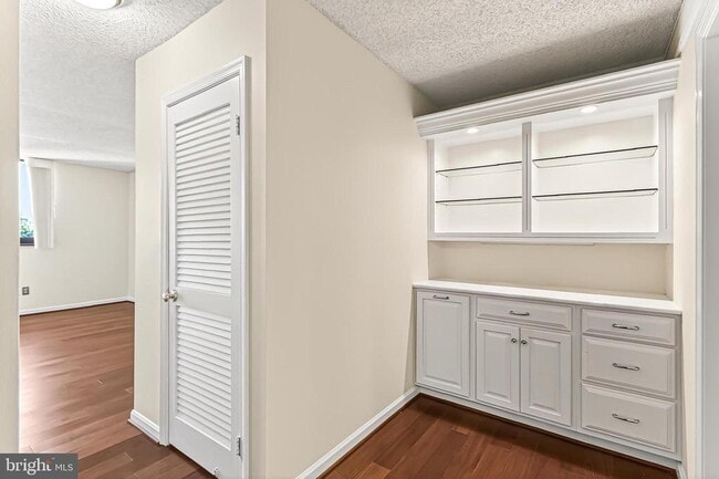 Building Photo - 1101 S Arlington Ridge Rd