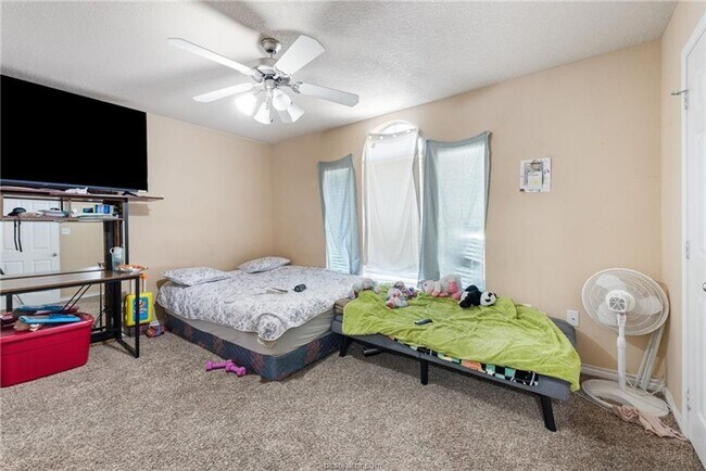 Building Photo - Great 3 Bed, 3 Bath Duplex for Fall 2026 Pre-Lease