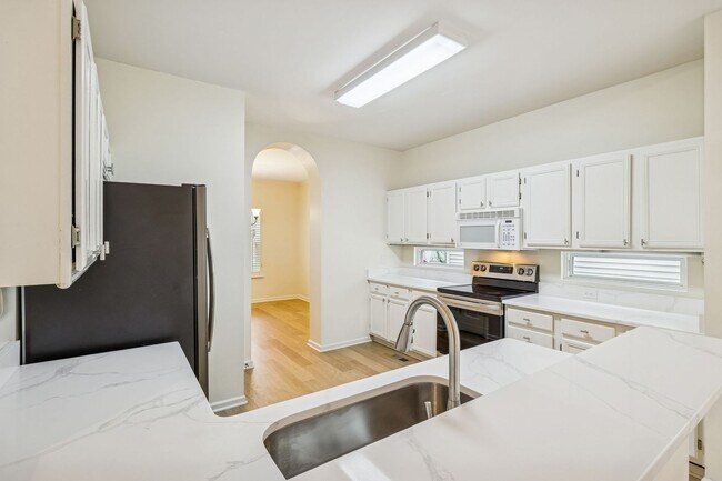 Building Photo - Discover exceptional convenience and comfort