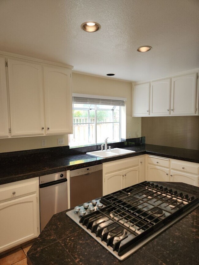 Building Photo - Lovely 4 bedrooms, 3 bathrooms in Windsor