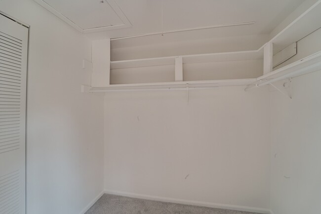 Building Photo - 1883 Jamestown Cir
