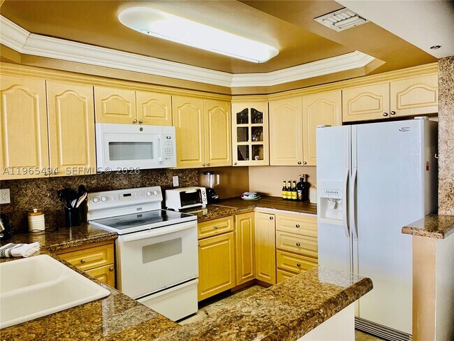 Building Photo - 2555 Collins Ave