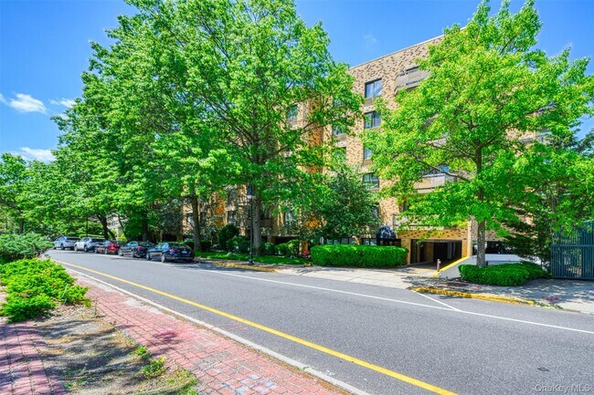 Building Photo - 141 Great Neck Rd