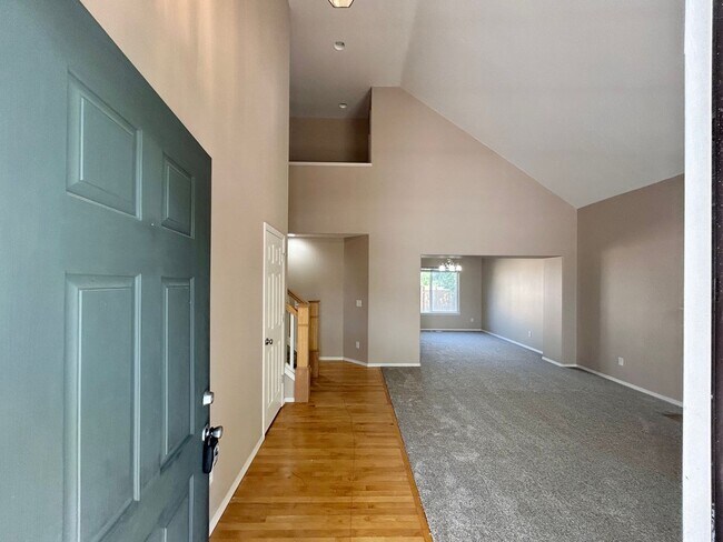 Building Photo - Gorgeous 4 Bed, 2.5 Bath House!