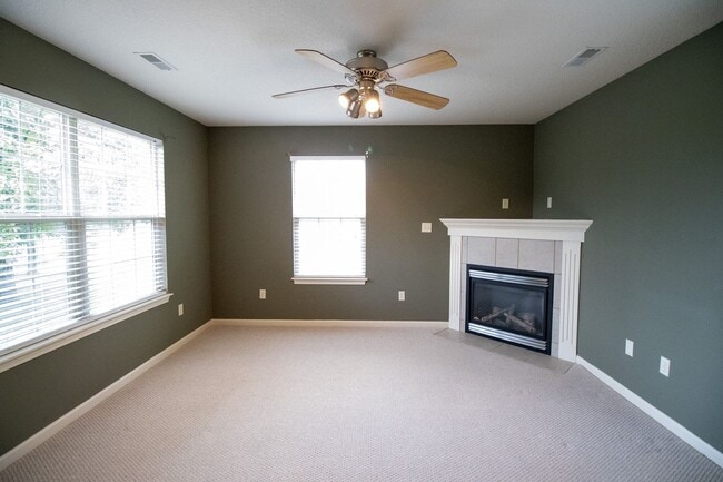 Building Photo - Stunning 3Bed/2BA Home with Dual Living Spaces/Garage