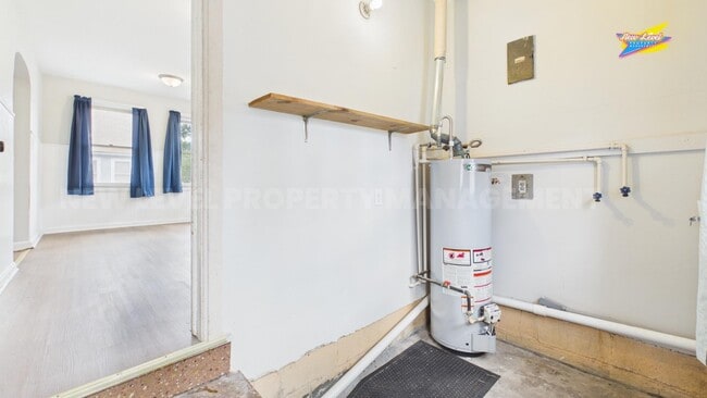 Building Photo - 413 E 6th St