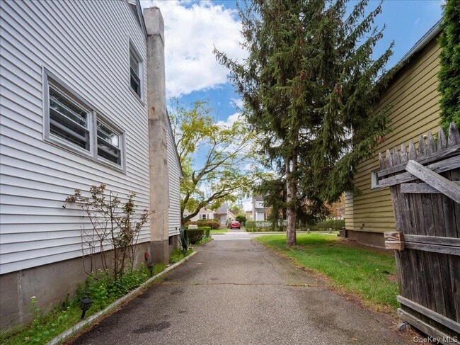 Building Photo - 16 W Maltbie Ave