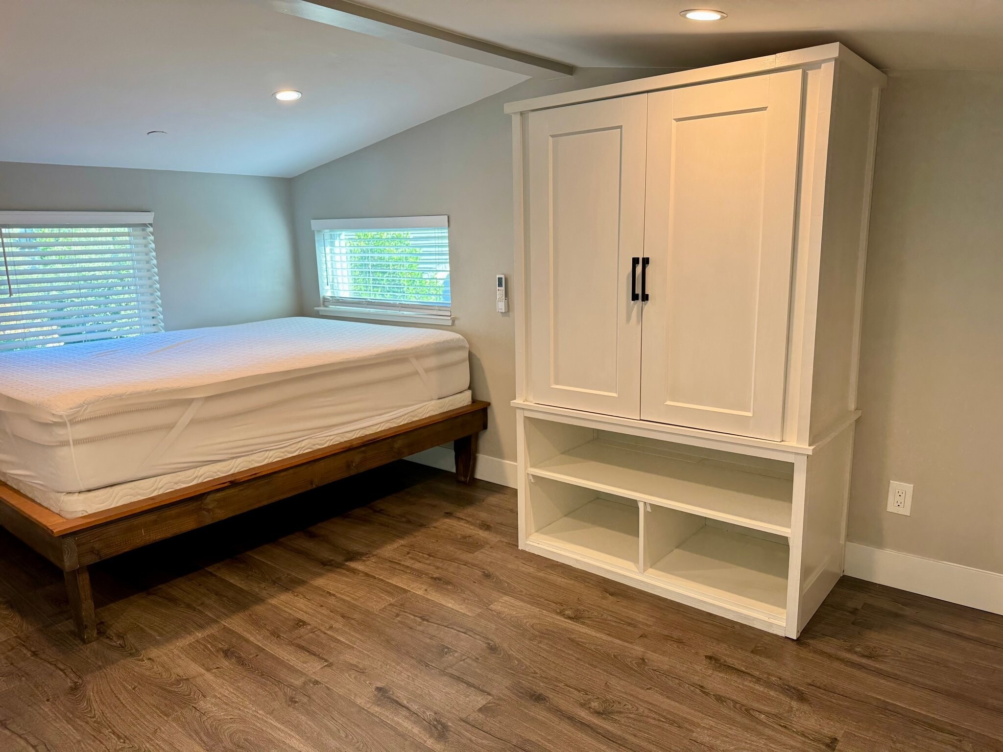 Building Photo - 2216 1/2 Motta St