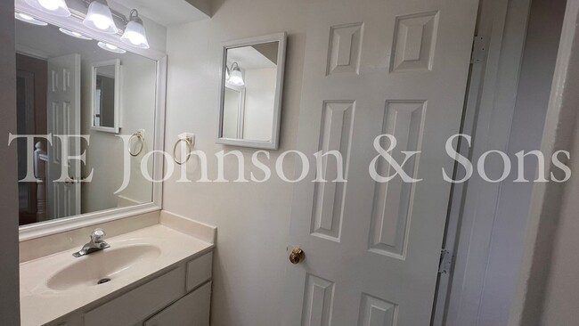 Building Photo - Deerfield Townhome Community 3 bed 3 baths