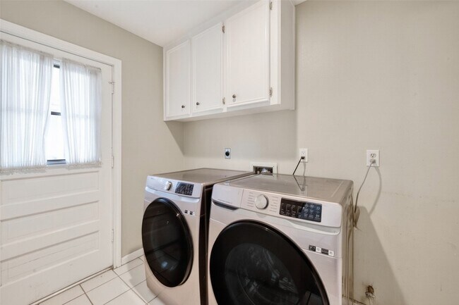 Building Photo - 18111 Shireoak Dr