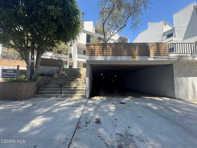 Building Photo - 13331 Moorpark St