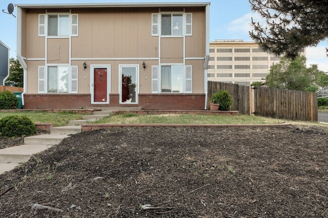 Building Photo - 2 Bedroom Duplex with Updates, Large Fence...