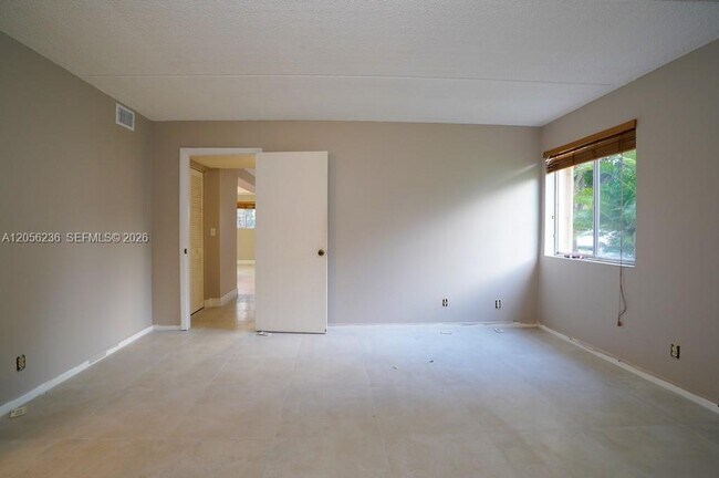 Building Photo - 1815 Fairview Villas Dr