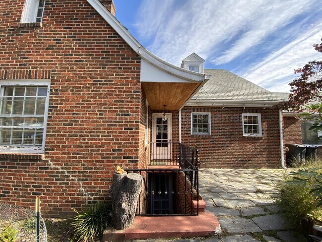 Building Photo - 916 Sylvania Ave