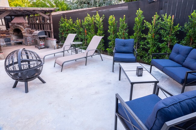 Shared Back Yard - 1621 Campus Rd