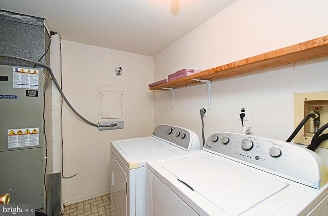 Building Photo - 592 Wrensong Rd