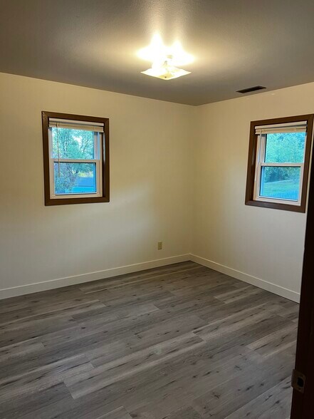 Building Photo - 425 King Olav Ln