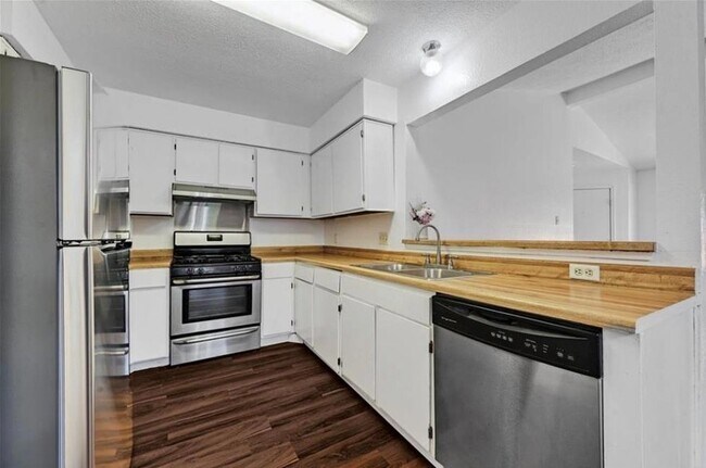 Building Photo - 9601 Holly Springs Dr