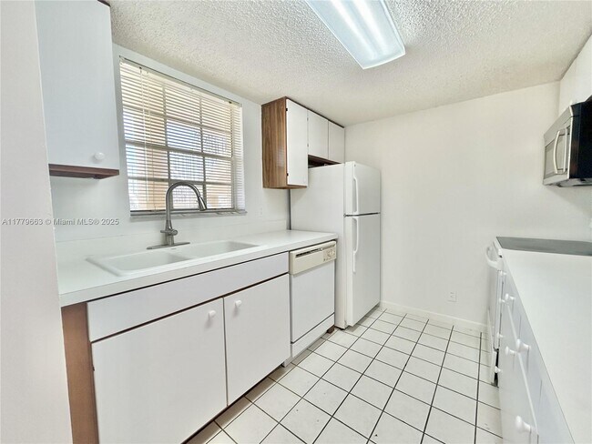 Building Photo - 6331 La Costa Dr