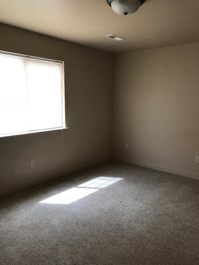 Building Photo - 3 Bedrooms 2 1/2 Bathroom Bozeman Townhouse - Great Location